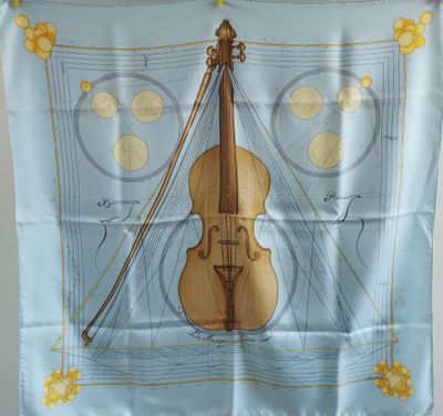 une écharpe sur laquelle est représenté un violon