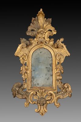 une image représentant un miroir à cadre doré, avec un verre bleu à l'intérieur