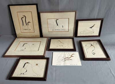 six gravures d'oiseaux encadrées, de tailles et de formes variées, posées sur une table