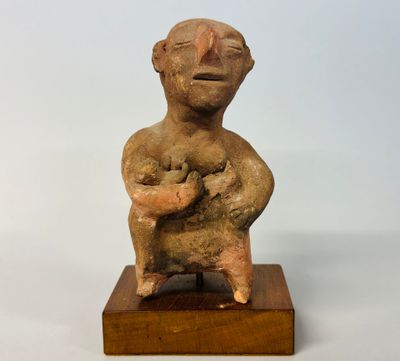 une petite statue représentant un homme tenant un bébé dans ses bras