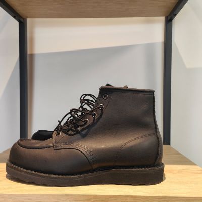 des bottes en cuir marron posées sur une étagère dans un magasin de chaussures