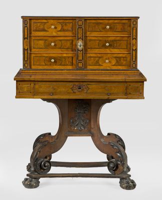 un vieux bureau en bois avec des tiroirs et des tiroirs sur le dessus