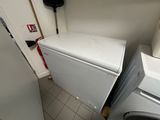 une photo d'une petite buanderie équipée d'un lave-linge et d'un sèche-linge