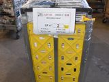 un chariot contenant de nombreux cartons dans un entrepôt