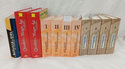 plusieurs livres sont alignés sur une surface blanche