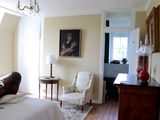 une chambre avec un lit et une chaise