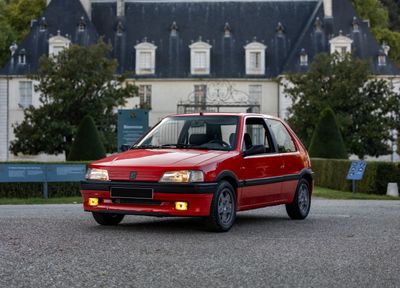 une voiture rouge garée devant un bâtiment