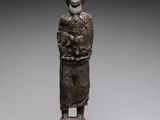 l'image d'une statue représentant une femme tenant un bébé dans ses bras