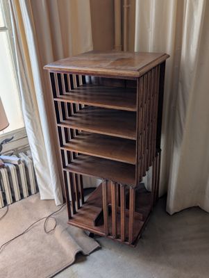 une grande étagère en bois sur laquelle sont posés tout un tas de livres