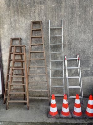 Ensemble d'échelles et escabeaux en bois et alu - on y joint quelques  - Photo 1