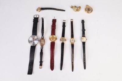 Plusieurs types de montres sont alignées sur une surface blanche