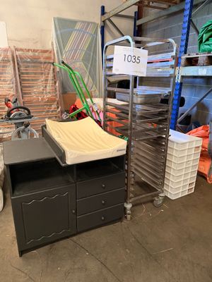 un grand nombre de boîtes posées sur une étagère