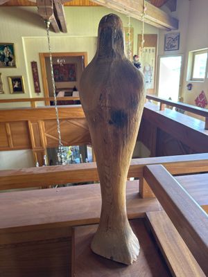 un vase en bois posé sur une table dans une pièce