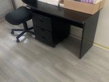 un bureau avec une chaise et une boîte posée dessus