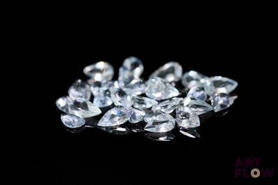 gros plan d'un groupe de diamants sur une surface noire