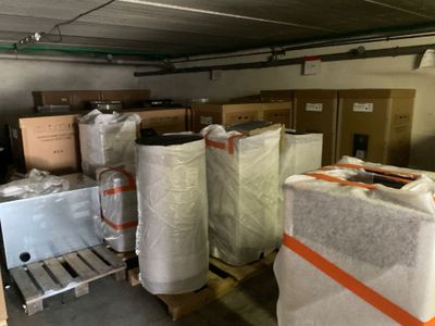de nombreux cartons et palettes dans un entrepôt rempli de cartons