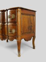Commode à façade arbalète en noyer mouluré patiné. (photo 4)