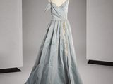 une image d'une robe sur un mannequin