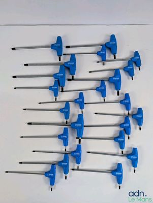 beaucoup d'outils bleus sur une surface blanche