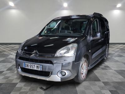 la photo d'une petite camionnette noire garée dans un garage