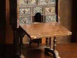 un petit bureau en bois surmonté d'un tiroir