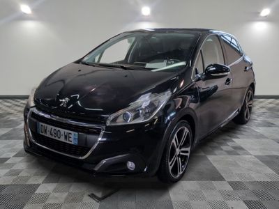 la petite voiture noire est garée dans une grande pièce