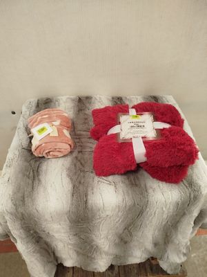 deux serviettes posées sur un banc en bois