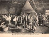 une vieille photo montrant un groupe d'hommes travaillant dans une usine