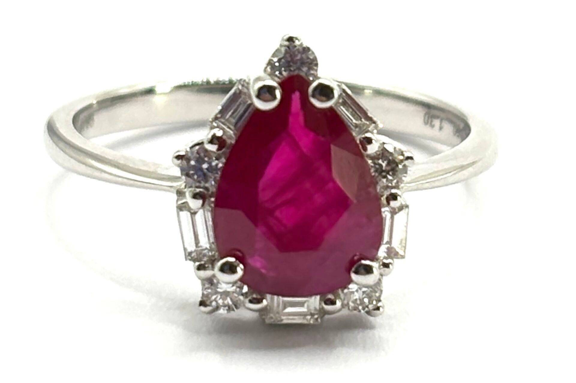 Bague « poire » en or blanc 18K 750/1000, poinçon « tête d'aigle », sertie d'un rubis taille poire 1,30 ct (probablem...