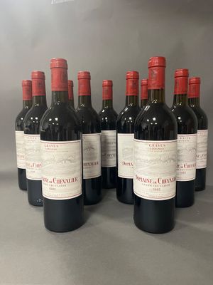 six bouteilles de vin rouge alignées sur une table