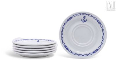 Plusieurs assiettes blanches ornées de motifs bleus sont empilées les unes sur les autres.