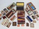 tout un tas de timbres différents sur la table