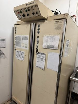 deux réfrigérateurs installés dans une pièce