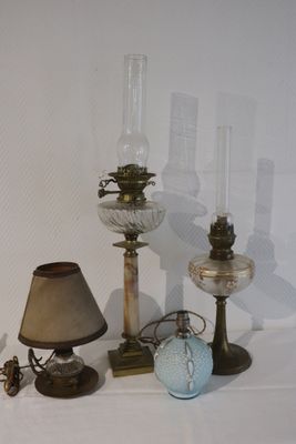 tout un tas de lampes de différents types sur la table