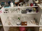 une table de cuisine sur laquelle sont posés de nombreux objets