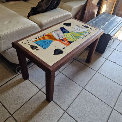 une table basse sur laquelle est posée une photo, dans un salon