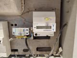 a box with a meter and wires attached to it