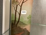 deux vases exposés sur une étagère en verre dans une vitrine