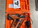 une trousse à outils posée par terre à côté d'une boîte à outils