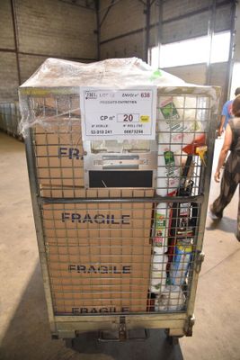un chariot avec une pancarte sur laquelle est écrit : « fragile fragile fragile fragile fragile fragile fragile fragile fragile fragile fragile fragile fragile fragile fragile fragile fragile fragile fragile fragile fragile fragile fragile »