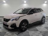la voiture blanche est garée dans la pièce au sol en damier
