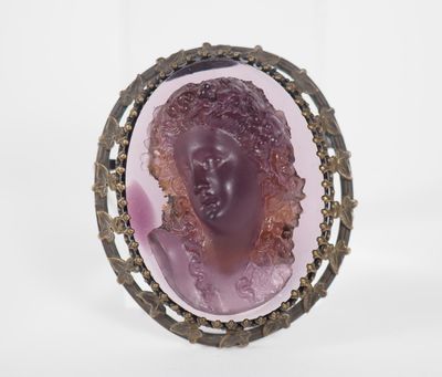 un gros plan d'une bague sur laquelle est gravé le visage d'une femme