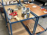 une table sur laquelle se trouvent de nombreux outils