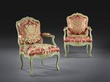 une paire de fauteuils de style Louis XV