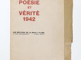 gros plan d'un livre sur une surface blanche