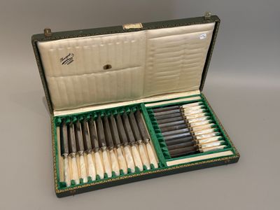 une boîte contenant tout un tas de couteaux
