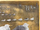 de nombreuses mouettes qui se tiennent sur le sable