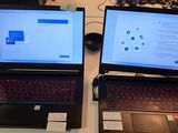 trois ordinateurs portables posés sur une table