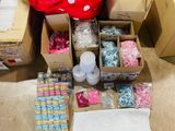 un tas de cartons et d'autres objets qui traînent par terre