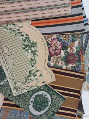 plusieurs morceaux de tissu sont étalés sur une table